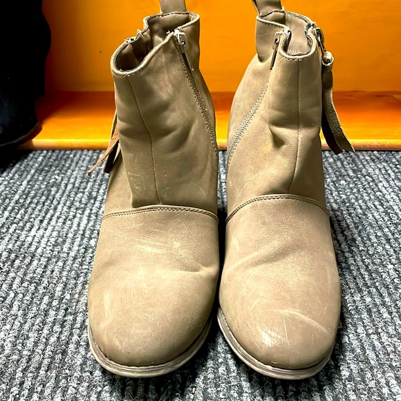 Call it Spring Boots🔥 - Picture 2 of 3